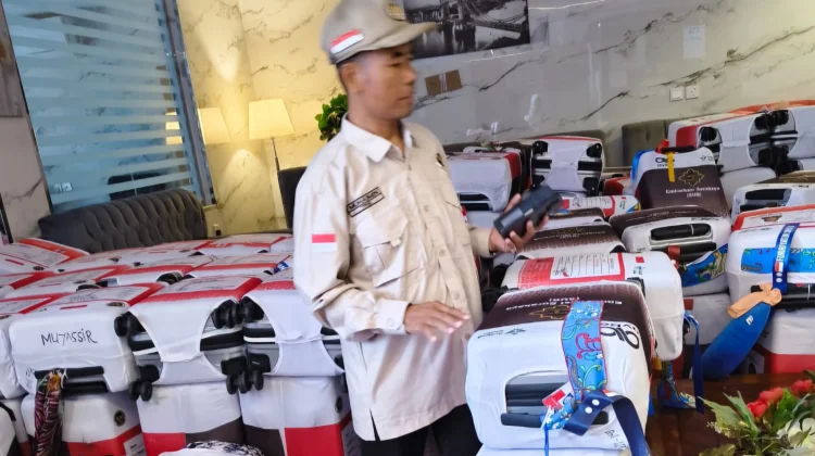 Ketua Kloter SUB 67 Cek Koper Jemaah Jelang Keberangkatan ke Madinah