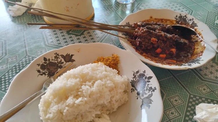 Sate Madura Autentik dengan Taburan Bumbu Kacang yang Gurih
