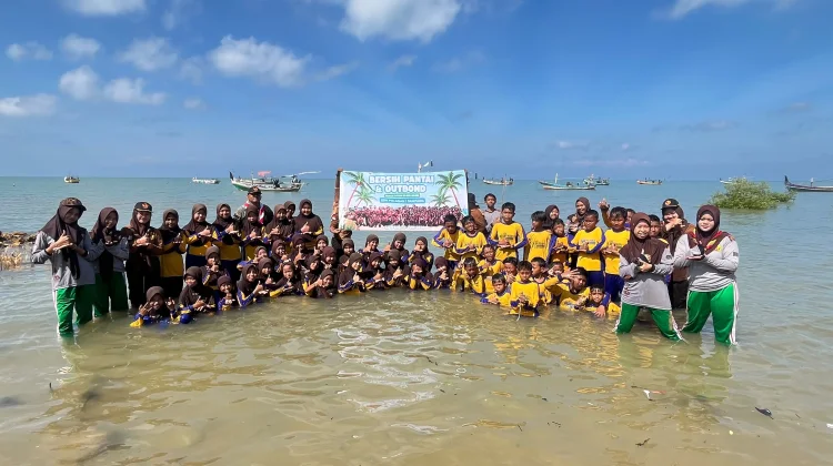 Pupuk Rasa Cinta Lingkungan, SDN Polagan 1 Gelar Aksi Bersih Pantai dan Outbond