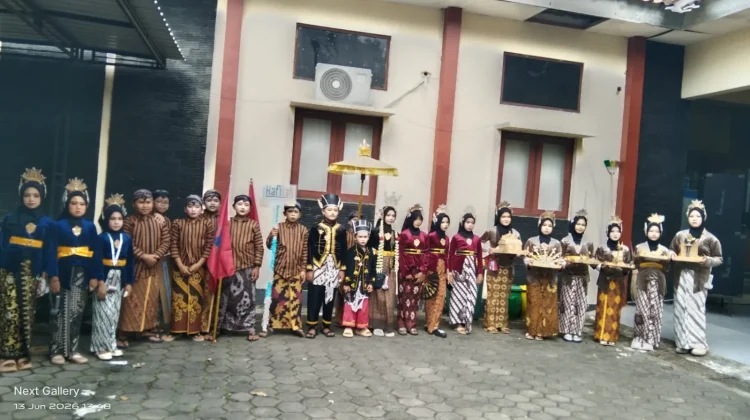 Kelas 5 MI Al Ittihad Tampilkan Kejayaan Mataram Islam lewat Karnaval Sejarah