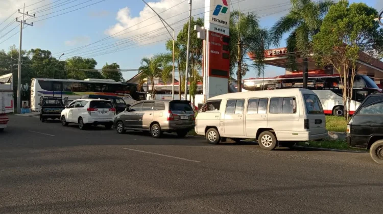 Antrean Solar di Sumenep Pengusaha Travel Resah