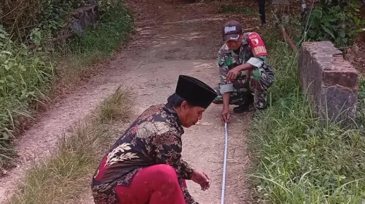 Babinsa Geger Tinjau Rencana Pembangunan Jembatan