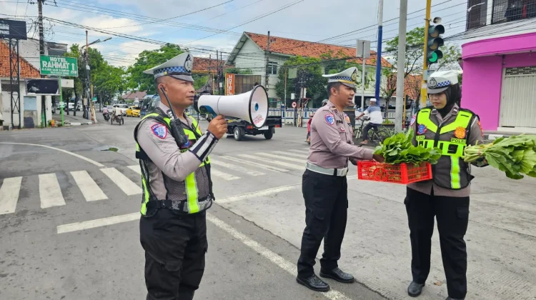 Polres Sampang Bagikan Sayuran Gratis, Kampanyekan Tertib Lalin