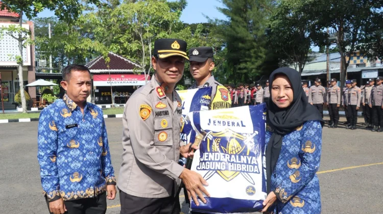 Dukung Swasembada Pangan Polres Sampang Salurkan Bibit Jagung