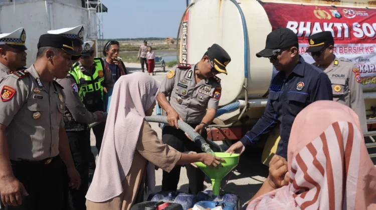 Polres Sampang Salurkan 60 Ribu Liter Air Bersih untuk Warga Pangarengan