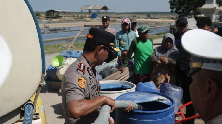 Antrean Warga Warnai Penyaluran Air Bersih Polres Sampang
