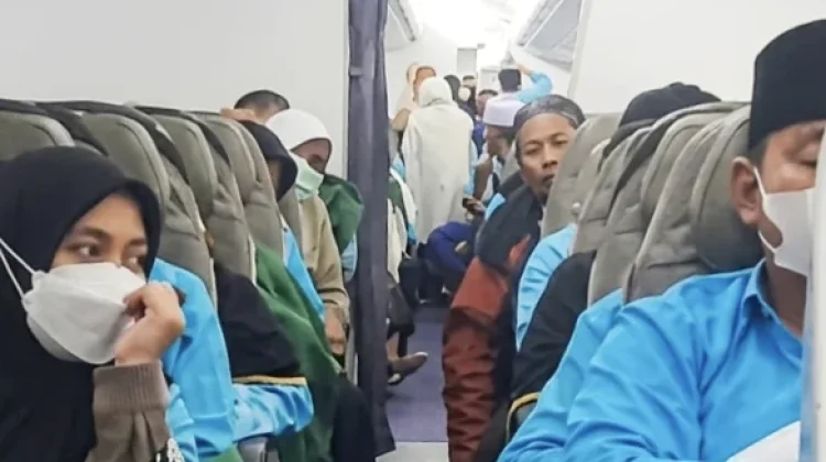 Jamaah Haji Kloter SUB-68 Transit di Muscat Oman, Seluruh Jemaah Dilaporkan Sehat