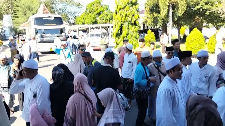 Antusiasme Para Penjemput Haji Sampang
