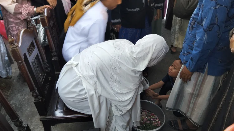 Tradisi Membasuh Kaki, Simbol Penghormatan Sambut Kepulangan Haji