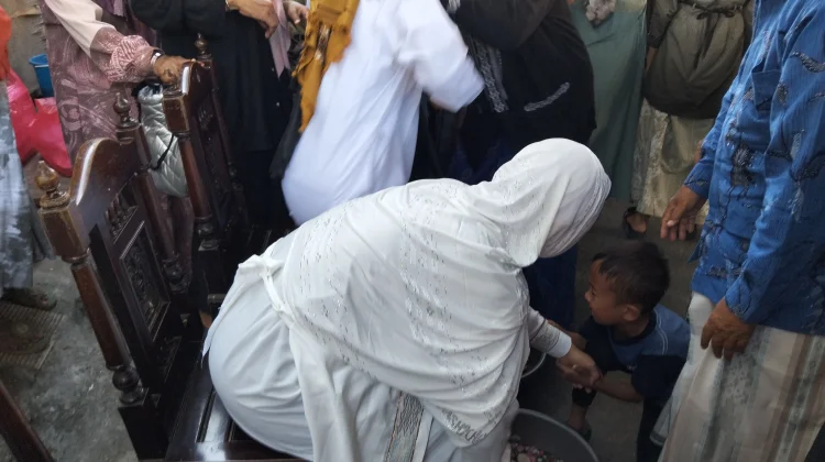 Tradisi Membasuh Kaki, Simbol Penghormatan Sambut Kepulangan Haji