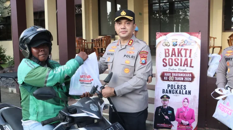 Bhayangkari Polres Bangkalan Berbagi 150 Paket Sembako untuk Ojol