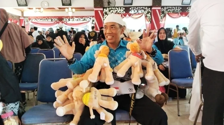Jalal, Jemaah Haji Sampang Gendong 15 Boneka Unta dari Madinah untuk Cucu