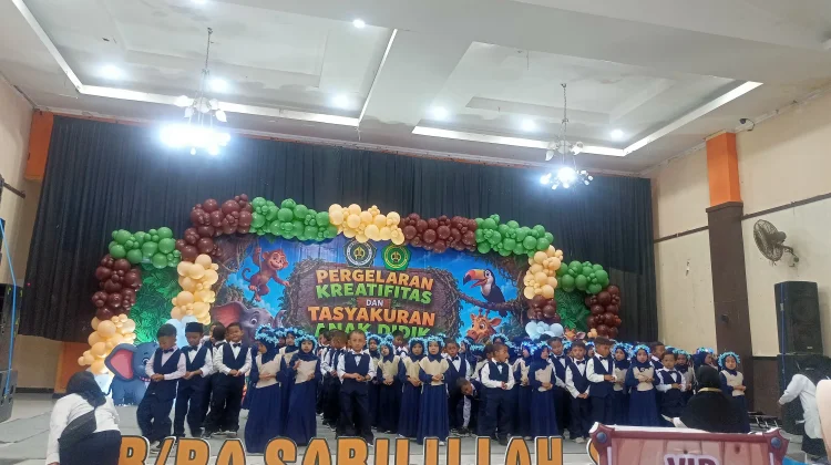 Kreativitas Anak KB-RA Sabilillah Sampang Berkilau di Panggung Kelulusan