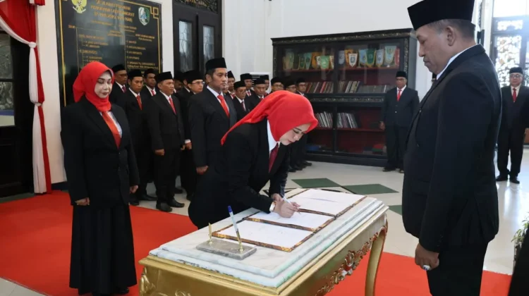 Sebanyak 48 Kepala Sekolah Dilantik, Bupati Sampang Tekankan Disiplin