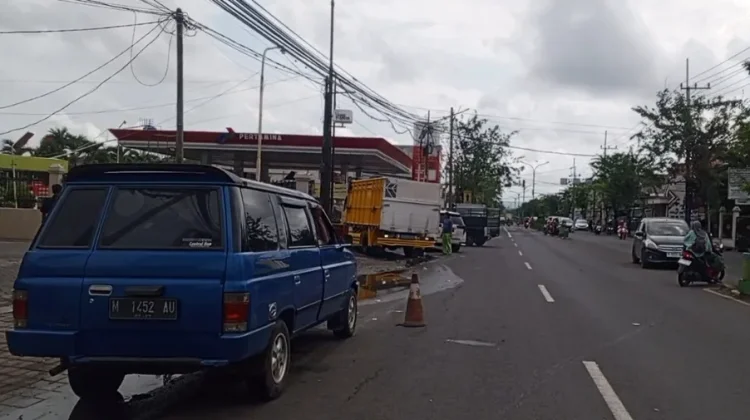 Antrean Panjang Pengisian Solar di Pamekasan