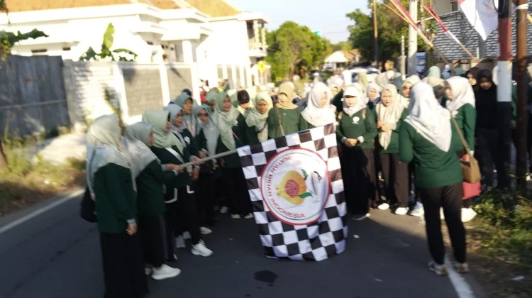 Ratusan Bidan Sampang Ikuti Jalan Sehat HUT IBI ke-75