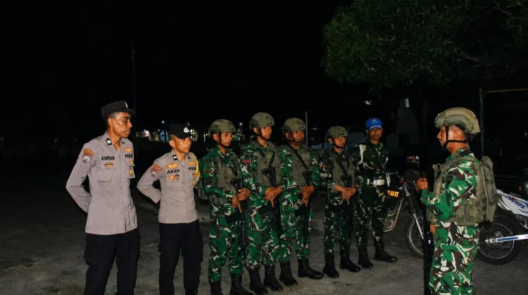 Yonif TP 837 dan Polsek Kamal Gelar Patroli Malam Gabungan