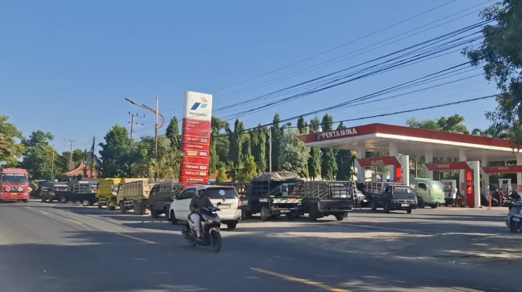 BBM Subsidi di Sampang Belum Sepenuhnya Normal, Antrean Masih Terjadi