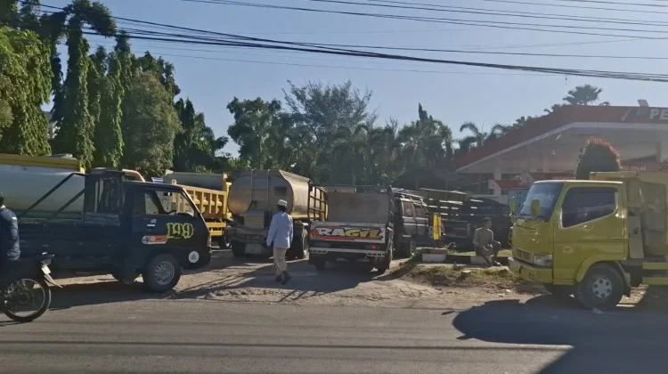 Antrean BBM Subsidi di Sampang Belum Reda, Warga Minta Distribusi Dipercepat