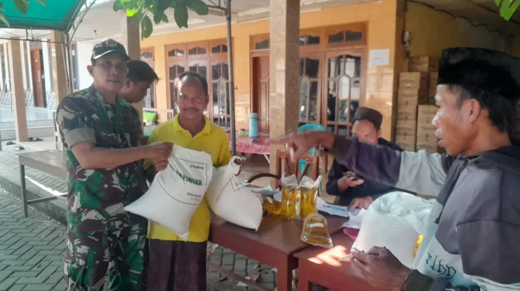 Babinsa Lerpak Kawal Penyaluran Bantuan Pangan 2.546 Warga