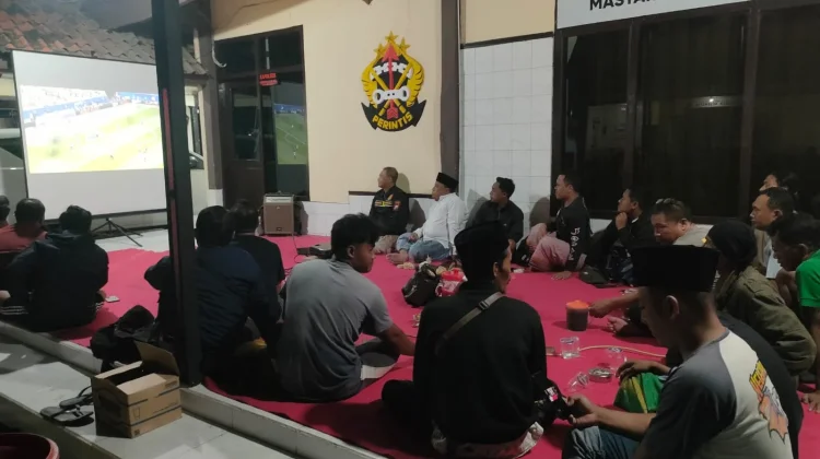 Nobar Pildun dengan Warga, Polres Sampang Sampaikan Pesan Kamtibmas