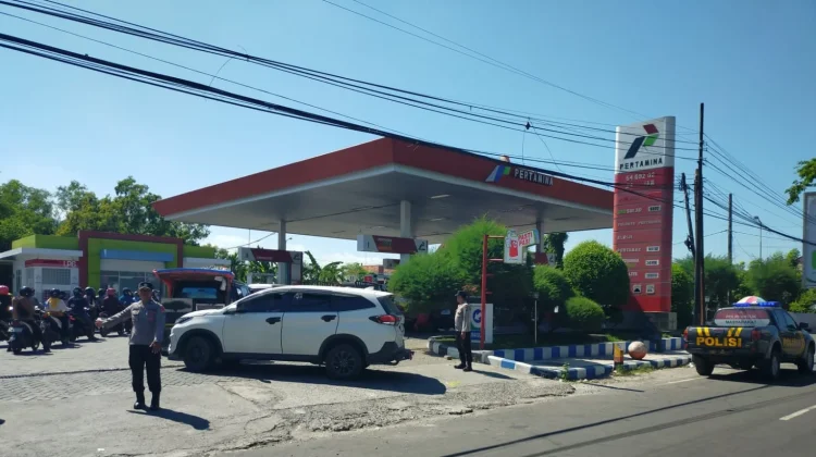 Anggota Polres Sampang Patroli Dialogis di SPBU