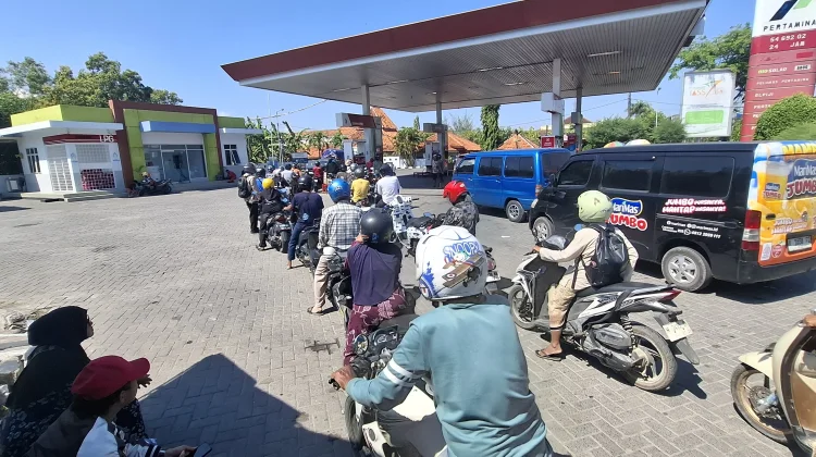 Antrean Panjang Kendaraan Beli Pertalite di SPBU Sampang