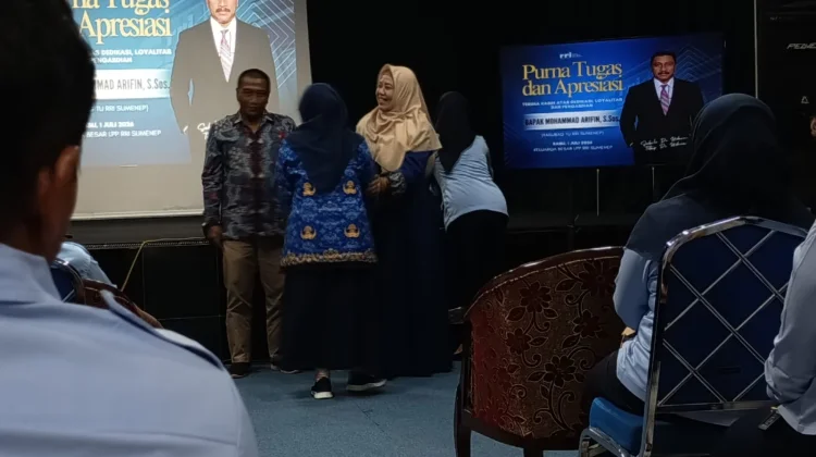 Suasana Haru Warnai Pelepasan Purnabakti Mohammad Arifin di RRI Sumenep