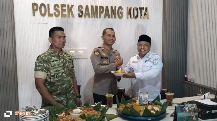 Muspika Kecamatan Sampang Beri Kejutan HUT Bhayangkara