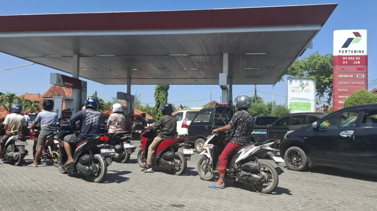 Pemkab Sampang Tegaskan Antrean BBM Bukan akibat Pengurangan Kuota