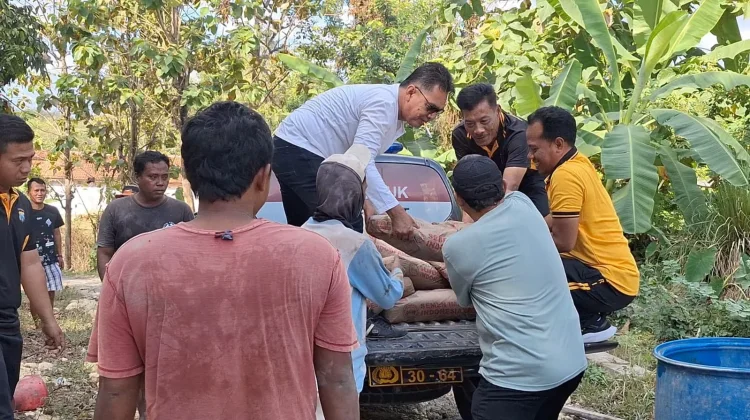 Kapolsek Torjun Pimpin Baksos, Perbaikan Jalan Desa Didorong lewat Gotong Royong