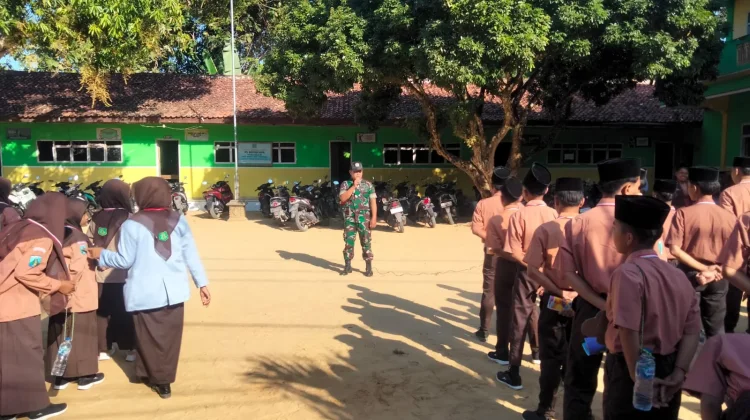 Tingkatkan Disiplin, Babinsa Kokop Latih PBB Siswa Baru Yayasan Bustanul Arifin