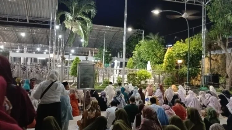 Makam Sunan Ampel Tak Pernah Sepi Dari Peziarah