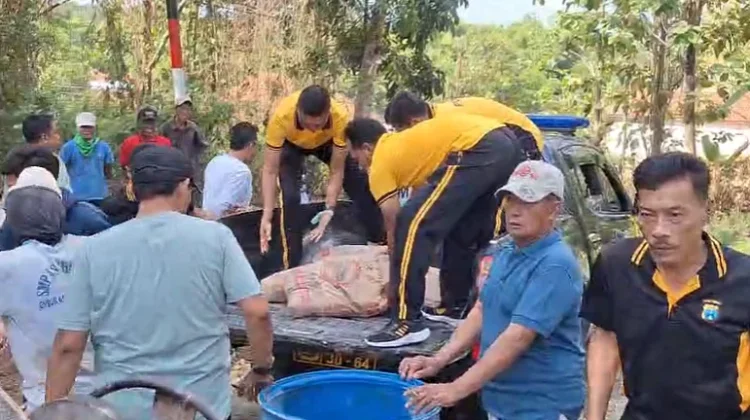 Polres Sampang Salurkan Bantuan untuk Perbaikan Jalan Poros Desa