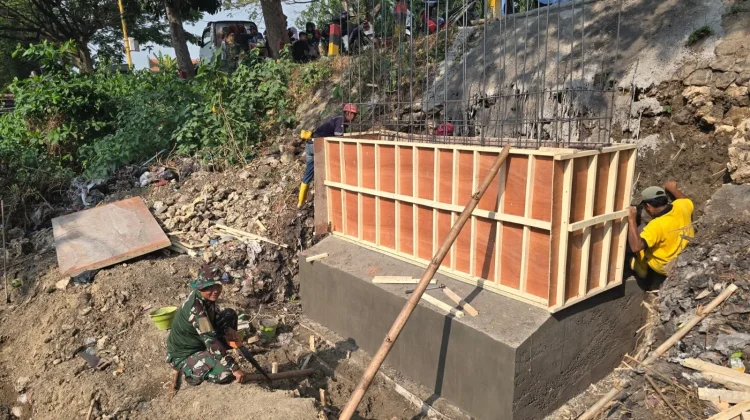 TNI dan Warga Gotong Royong Bangun Jembatan di SMPN 1 Kamal Bangkalan