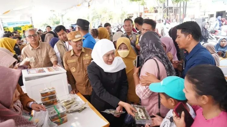 Kendalikan Inflasi, Gubernur Jatim dan Bupati Bangkalan Tinjau Pasar Murah