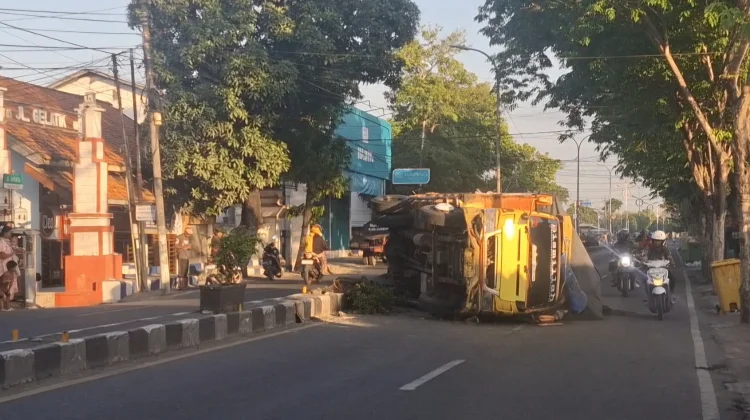 Truk Muat Pasir Terbalik di Sampang, Sopir Diduga Mengantuk