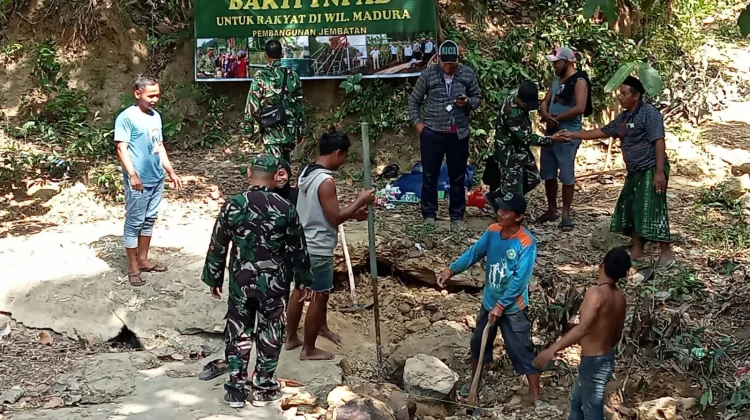 Warga dan TNI Gotong Royong Uruk Jembatan di Omben Sampang