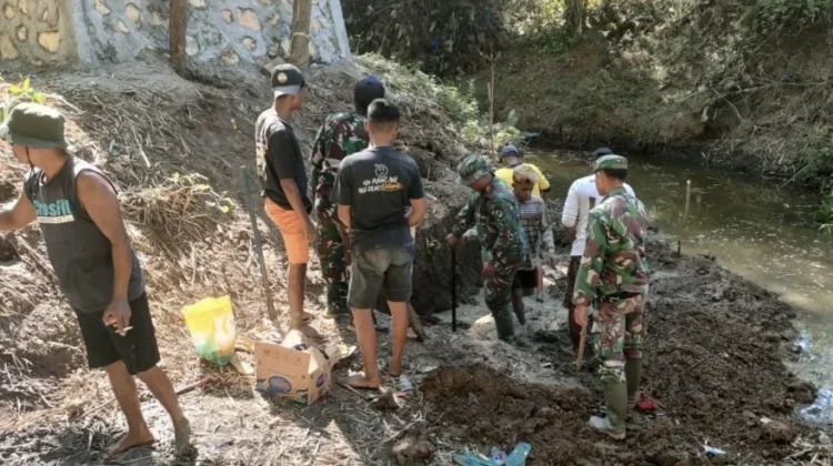 Karya Bhakti Kodim Sampang, Babinsa dan Warga Uruk Pondasi Jembatan Kedungdung