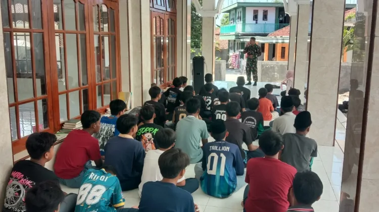 Babinsa Blega Berikan Edukasi Antibullying Siswa SMP Al Qohhariy