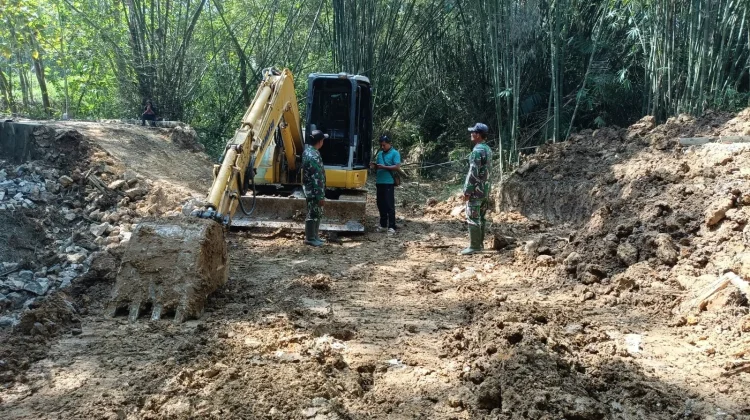 Gotong Royong Warga dan TNI Bangun Jembatan di Klampis Bangkalan