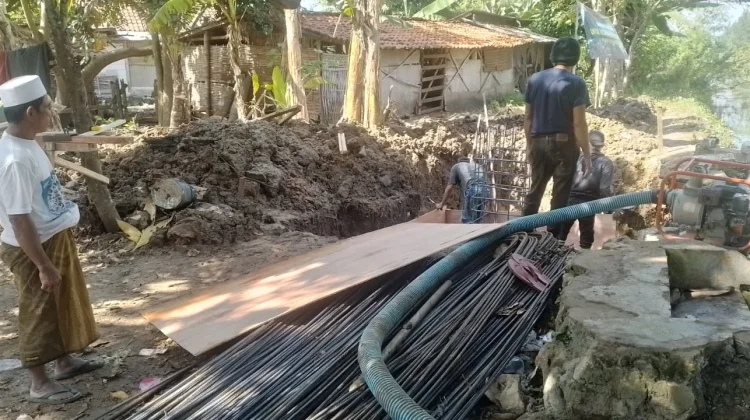 Koramil Burneh dan Warga Gotong Royong Renovasi Jembatan