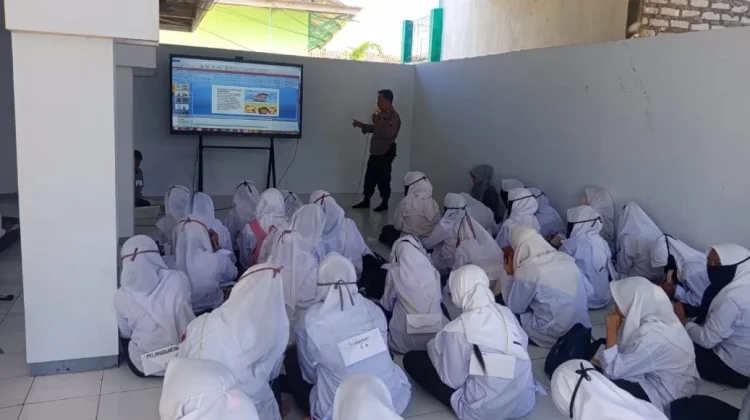 Polisi Edukasi Bahaya Narkoba pada Peserta MPLS di Pamekasan