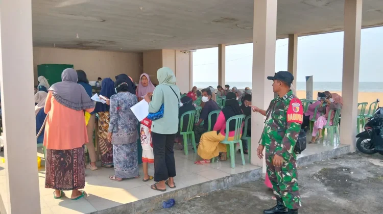 TNI Bersinergi dengan Puskesmas Sukolilo, Warga Antusias Ikuti Skrining TB