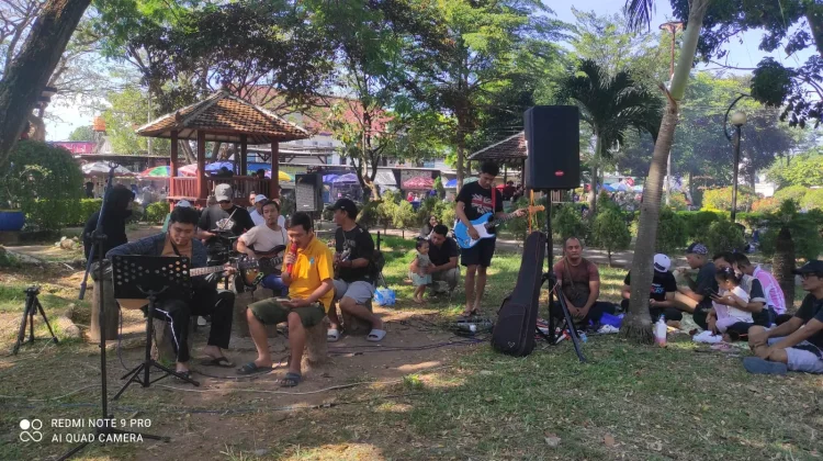 Menikmati Hiburan Musik di "Car Free Day" Sampang