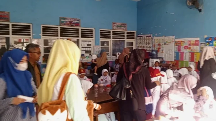 Orang Tua di Pamekasan Antusias Antar Anak ke Sekolah