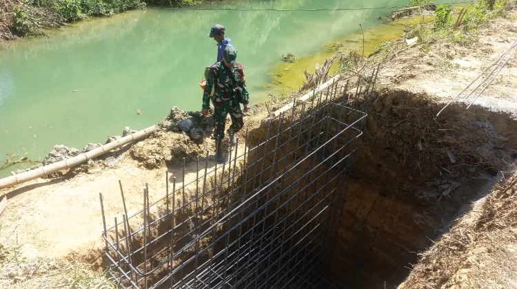 TNI dan Warga Bangkalan Gotong Royong Bangun Jembatan Klampis
