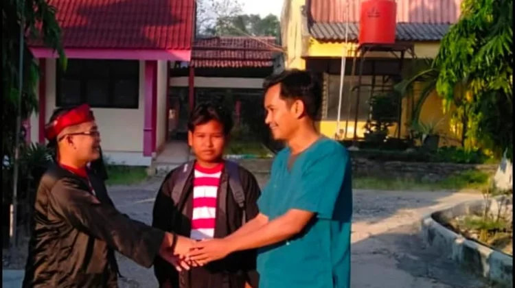 Suasana Haru Warnai Hari Pertama Masuk Sekolah di Sumenep