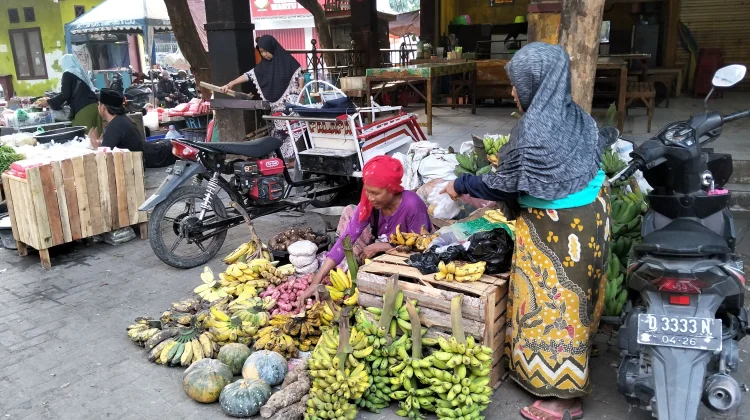 Pedagang Srimangunan Sampang Bertahan Hadapi Gempuran Pasar Modern