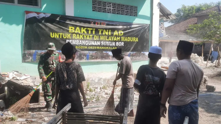 Babinsa Labang dan Santri Gotong Royong Siapkan Sumur Bor